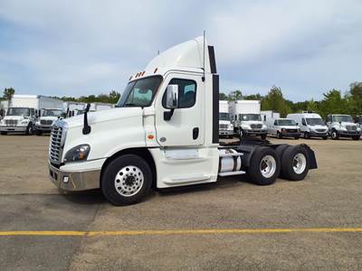 Freightliner Cascadia 125 Day Cab Truck - 455HP, 12 Speed Automatic