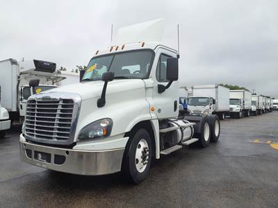 Freightliner Cascadia 125 Day Cab Truck - 450HP, 12 Speed Automatic
