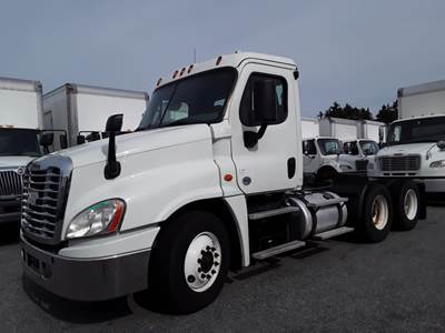 Freightliner Cascadia 125 Day Cab Truck - 450HP, 12 Speed Automatic