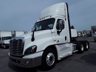 Freightliner Cascadia 125 Day Cab Truck - 450HP, 12 Speed Automatic
