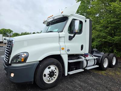 Freightliner Cascadia 125 Day Cab Truck - 455HP, 12 Speed Automatic