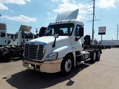 Freightliner Cascadia 125 Day Cab Truck - 450HP, 12 Speed Automatic