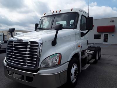 Freightliner Cascadia 125 Day Cab Truck - 455HP, 10 Speed Manual