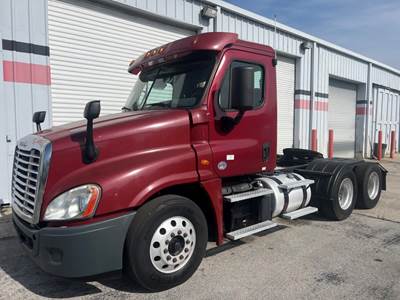 Freightliner Cascadia 125 Day Cab Truck - 450HP, 10 Speed Manual
