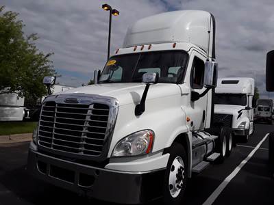 Freightliner Cascadia 125 Day Cab Truck - 410HP, 10 Speed Automatic