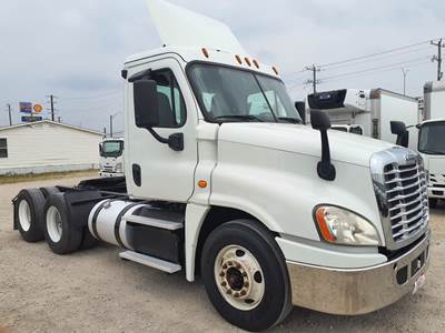 Freightliner Cascadia 125 Day Cab Truck - 450HP, 12 Speed Automatic