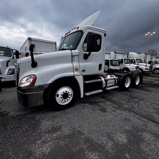 Freightliner Cascadia 125 Day Cab Truck - 450HP, 12 Speed Automatic