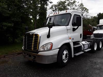 Freightliner Cascadia 125 Day Cab Truck - 450HP, 12 Speed Automatic