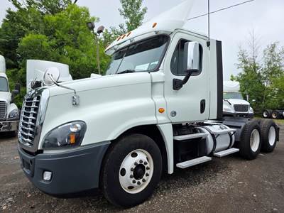 Freightliner Cascadia 125 Day Cab Truck - 455HP, 12 Speed Automatic