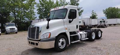 Freightliner Cascadia 125 Day Cab Truck - 450HP, 12 Speed Automatic