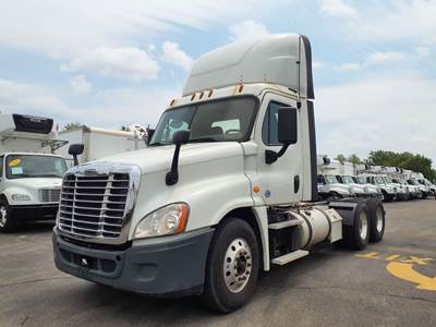 Freightliner Cascadia 125 Day Cab Truck - 410HP, 12 Speed Automatic