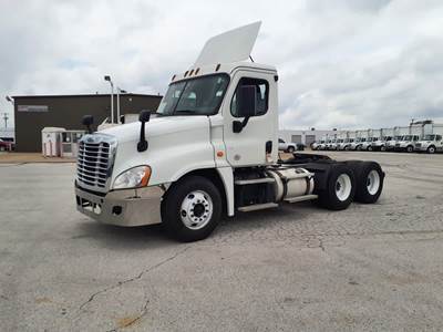 Freightliner Cascadia 125 Day Cab Truck - 450HP, 12 Speed Automatic