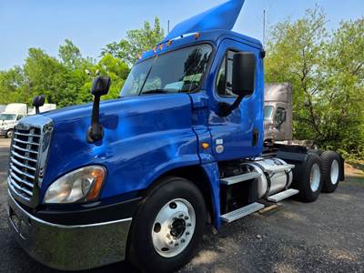 Freightliner Cascadia 125 Day Cab Truck - 455HP, 12 Speed Automatic
