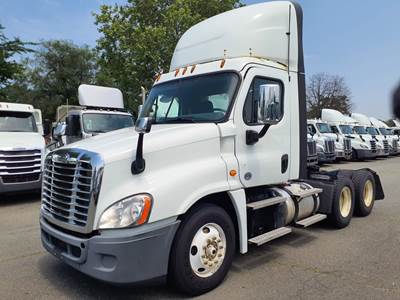 Freightliner Cascadia 125 Day Cab Truck - 455HP, 10 Speed Manual