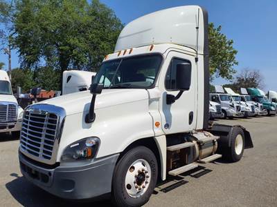 Freightliner Cascadia 125 Single Axle Day Cab Truck - 450HP, 10 Speed Manual