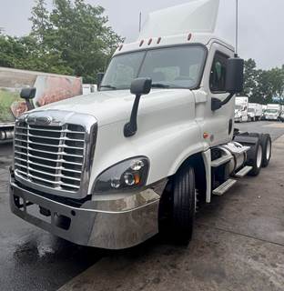 Freightliner Cascadia 125 Day Cab Truck - 455HP, 12 Speed Automatic