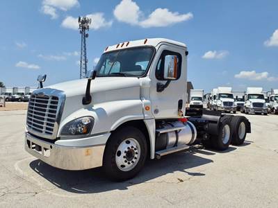 Freightliner Cascadia 125 Day Cab Truck - 455HP, 12 Speed Automatic