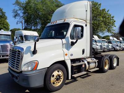 Freightliner Cascadia 125 Day Cab Truck - 455HP, 10 Speed Manual