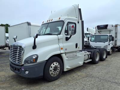 Freightliner Cascadia 125 Day Cab Truck - 455HP, 10 Speed Manual
