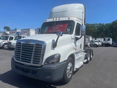 Freightliner Cascadia 125 Day Cab Truck - 400HP, 10 Speed Manual