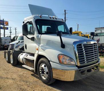Freightliner Cascadia 125 Day Cab Truck - 450HP, 12 Speed Automatic