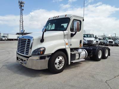 Freightliner Cascadia 125 Day Cab Truck - 455HP, 12 Speed Automatic