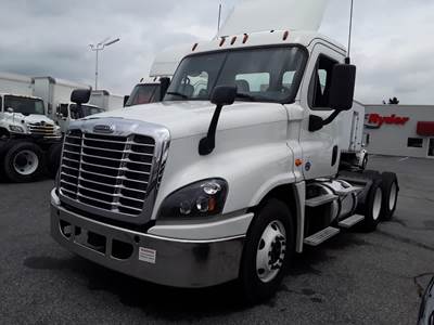 Freightliner Cascadia 125 Day Cab Truck - 450HP, 12 Speed Automatic