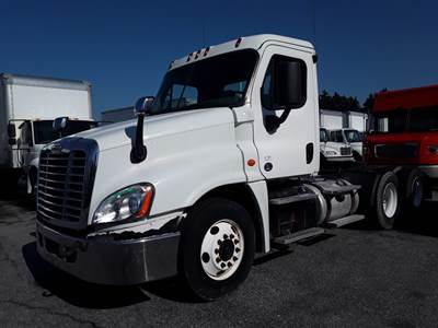 Freightliner Cascadia 125 Day Cab Truck - 455HP, 10 Speed Manual
