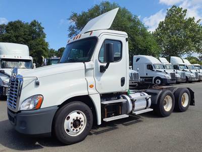 Freightliner Cascadia 125 Day Cab Truck - 450HP, 10 Speed Automatic