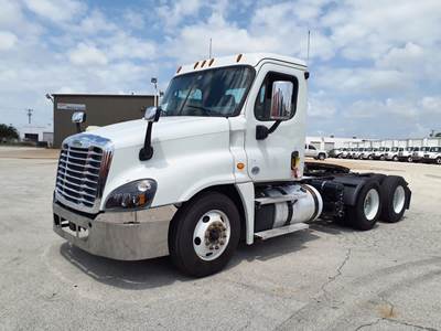 Freightliner Cascadia 125 Day Cab Truck - 455HP, 12 Speed Automatic
