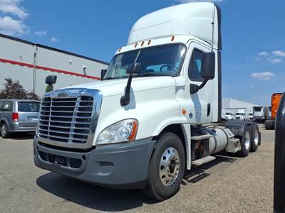 Freightliner Cascadia 125 Day Cab Truck - 410HP, 12 Speed Automatic