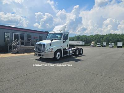 Freightliner Cascadia 125 Day Cab Truck - 450HP, 12 Speed Automatic