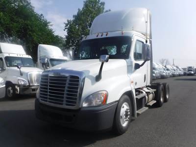 Freightliner Cascadia 125 Day Cab Truck - 455HP, 10 Speed Manual