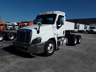 Freightliner Cascadia 125 Day Cab Truck - 455HP, 12 Speed Automatic