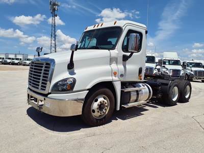 Freightliner Cascadia 125 Day Cab Truck - 455HP, 12 Speed Automatic