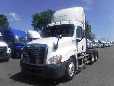 Freightliner Cascadia 125 Day Cab Truck - 455HP, 10 Speed Manual