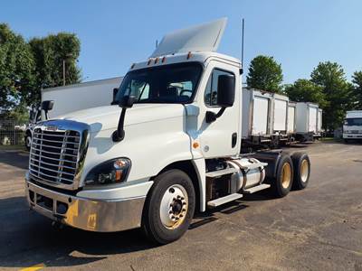 Freightliner Cascadia 125 Day Cab Truck - 450HP, 12 Speed Automatic