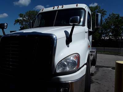 Freightliner Cascadia 125 Day Cab Truck - 450HP, 10 Speed Manual