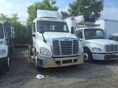 Freightliner Cascadia 125 Day Cab Truck - 450HP, 12 Speed Automatic