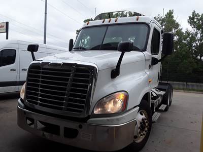 Freightliner Cascadia 125 Day Cab Truck - 450HP, 10 Speed Manual