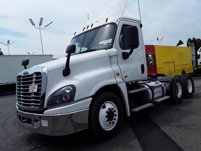 Freightliner Cascadia 125 Day Cab Truck - 450HP, 12 Speed Automatic
