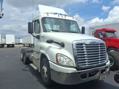 Freightliner Cascadia 125 Day Cab Truck - 455HP, 10 Speed Manual