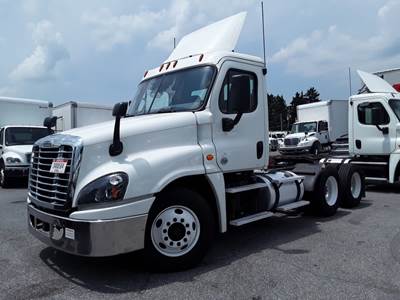 Freightliner Cascadia 125 Day Cab Truck - 450HP, 12 Speed Automatic