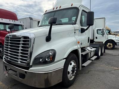 Freightliner Cascadia 125 Day Cab Truck - 450HP, 12 Speed Automatic