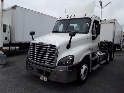 Freightliner Cascadia 125 Day Cab Truck - 455HP, 12 Speed Automatic