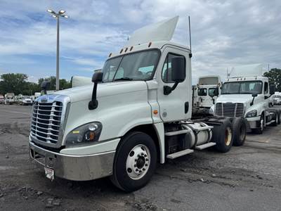 Freightliner Cascadia 125 Day Cab Truck - 450HP, 12 Speed Automatic