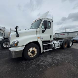 Freightliner Cascadia 125 Day Cab Truck - 450HP, 10 Speed Manual