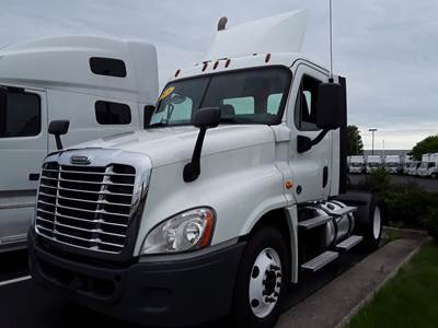 Freightliner Cascadia 125 Single Axle Day Cab Truck - 450HP, 10 Speed Manual