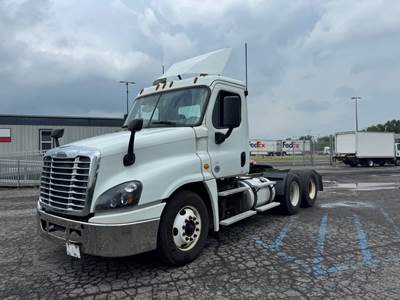Freightliner Cascadia 125 Day Cab Truck - 450HP, 12 Speed Automatic