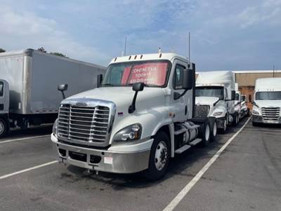 Freightliner Cascadia 125 Day Cab Truck - 455HP, 10 Speed Manual